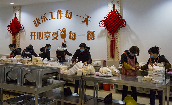 08  將每個崗位的飯菜都精心核對分裝好，以免出錯.jpg