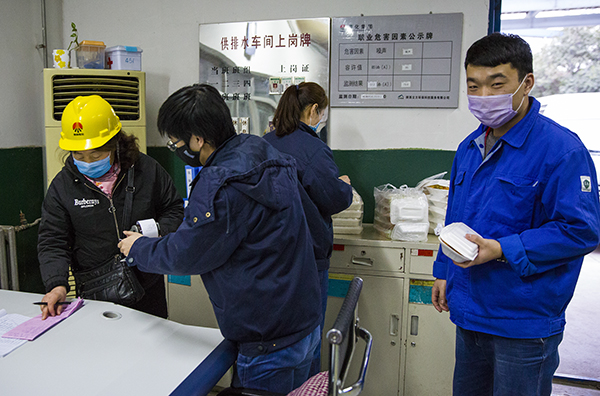 14  為了方便職工，現場進行刷卡.jpg