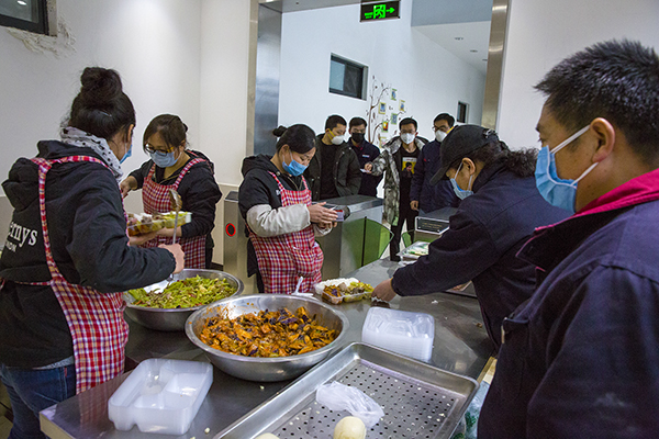 16  除了現場不能來的送飯以外，還保證職工到食堂來買飯.jpg