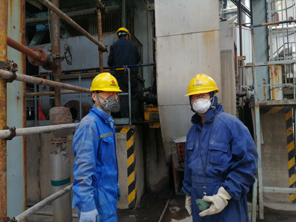 剛才3號(hào)爐膛出來(lái)的動(dòng)力車(chē)間設(shè)備技術(shù)員魏曉明、機(jī)械修造部技術(shù)員王明科.jpg
