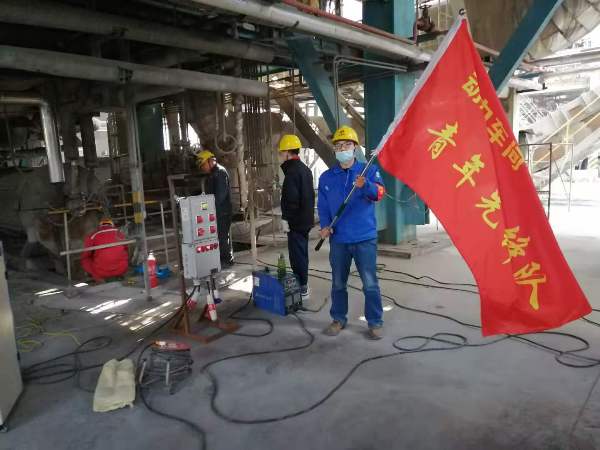 動力車間大修剛開始時，在3號爐零米，青工從車間領(lǐng)回青年先鋒隊隊旗（魏高強攝[1].jpg