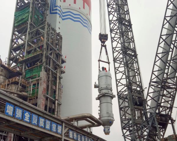 吊裝過程中的新汽提塔，尿素曾迎軍.jpg