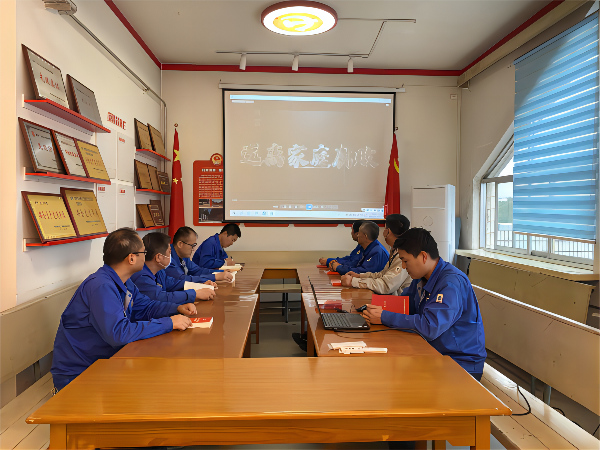 管理組、化工二班黨小組觀看學(xué)習(xí)遠離家庭腐敗警示教育片(1).png