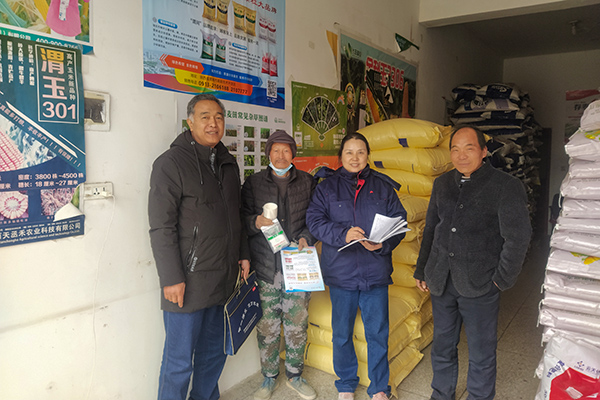 2月10日，尿素銷(xiāo)售人員在武功縣貞元鎮(zhèn)農(nóng)資店向農(nóng)戶(hù)發(fā)放宣傳資料。(副圖）.jpg