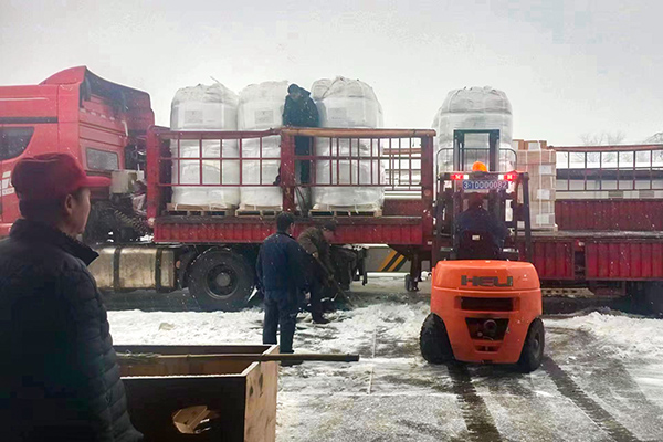 2月12日，物資采供部彬州分部在大雪中卸車，保障物資供應(yīng)(副圖）.jpg