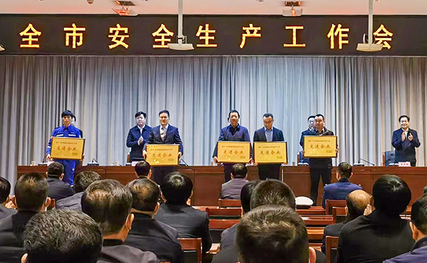 2月27日渭化集團副總經理段立波領取彬州市市委市政府頒發(fā)的安全生產先進企業(yè)獎牌(副圖）.jpg
