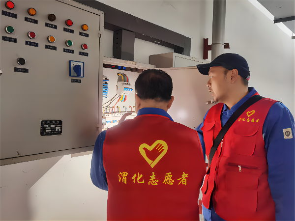 3月2日學(xué)雷鋒活動現(xiàn)場，黨員喬磊和王益對現(xiàn)場配電箱進(jìn)行隱患排查(1).png