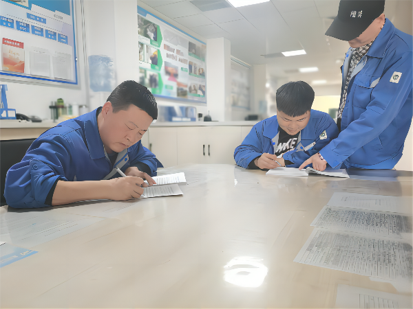 3月9日，化工一班班長王冬冬為徒弟制定學(xué)習(xí)計劃，主操李軍強(qiáng)為徒弟王浩男答疑(1).png
