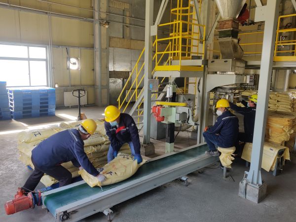 3.14日，制氣車(chē)間廣泛開(kāi)展勞動(dòng)競(jìng)賽，硫磺造粒工作圖.jpg