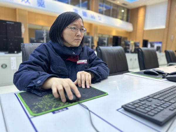 2023年3月24日，師傅劉秋榮在控制室巡檢裝置運行狀況工作照。.jpg