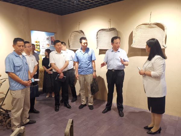 渭化集團黨委副書記、董事、工會主席馮曉宏在五星村調研鄉(xiāng)村振興工作，參觀村史館3.jpg