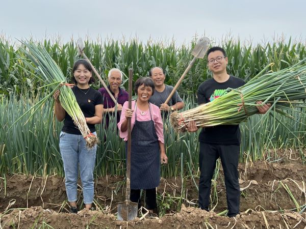 推廣宣傳五星大蔥，聯(lián)系渭化集團捐贈大型設備，通過樹立典型，輻射帶動群眾增收致富。.jpg