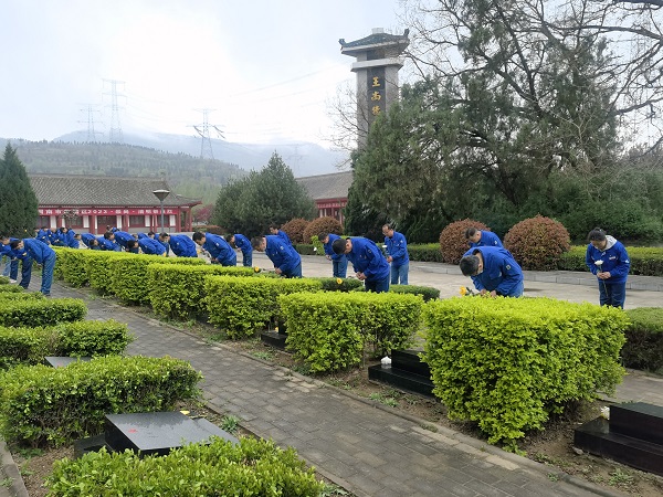 4月3日，全體黨員在烈士園碑區(qū)祭掃陵園、默哀深思.jpg