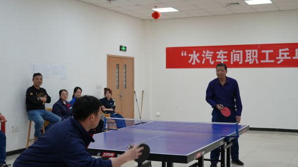 3月30日，舉行男子單打比賽。管理組李戰(zhàn)峰和運行三班王迪巔峰對決。.jpg