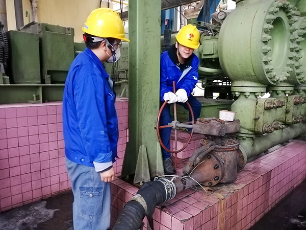 4月4日，合成三班作業(yè)人員通過軟管開始從二號(hào)大槽排放煤漿，并回收至一號(hào)大槽.jpg