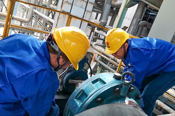 4月9日午飯時許，李剛、徐濤、張跟潮正在斷開撈渣機聯(lián)軸器，為電氣人員更換電機軸承贏得時間。.jpg