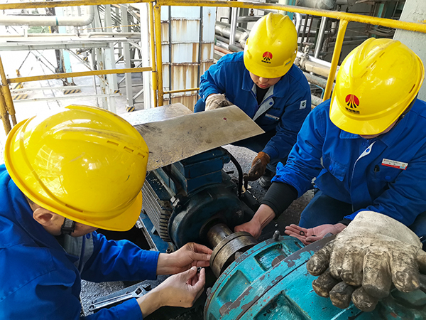 4月9日下午14時李剛、徐濤、張跟潮正在恢復聯(lián)軸器。.jpg