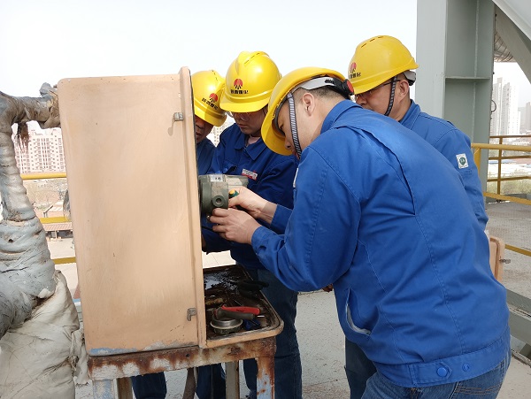 4月6日，空分尿素工段段長郭凱、技術(shù)員張桂芳等人在尿素框架五樓進行電纜更換，變送器接線檢維修工作  計控電儀部 馮香妮 攝.jpg