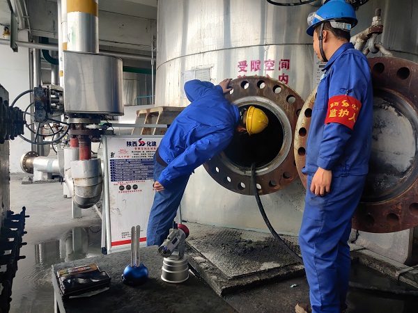 4月8日，氣化爐爐內(nèi)進(jìn)人檢修畫(huà)面。.jpg