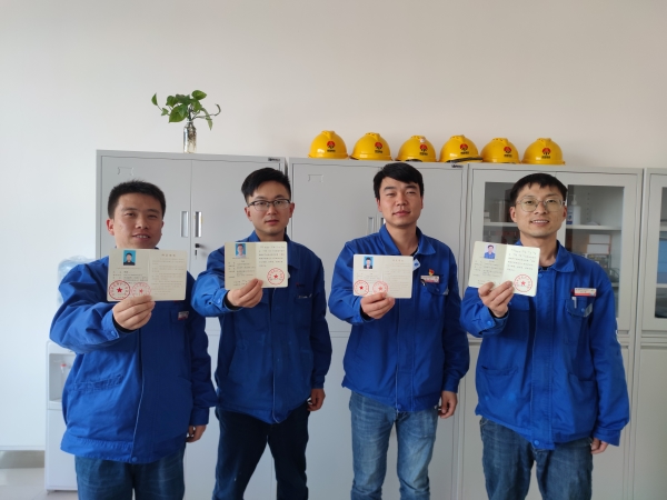 分析化驗(yàn)室在線(xiàn)儀表班席輝，張超等人獲得環(huán)境保護(hù)設(shè)施技能證書(shū).jpg