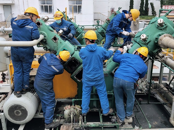 4月28日16時(shí)，檢修人員檢修二號(hào)小冰機(jī).jpg