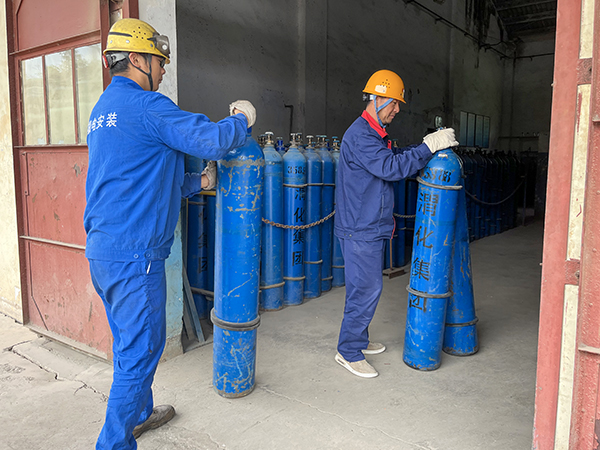 5月4日9：00，合成車間氣瓶站工作人員進行作業(yè)   600.jpg