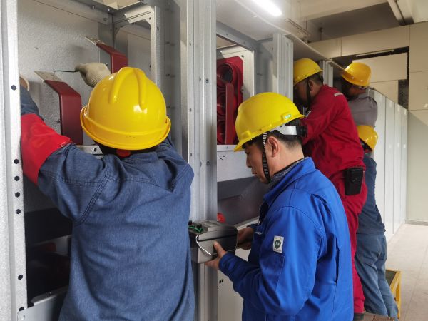 5月5日，檢修人員正在對開關(guān)柜進行絕緣檢查.jpg