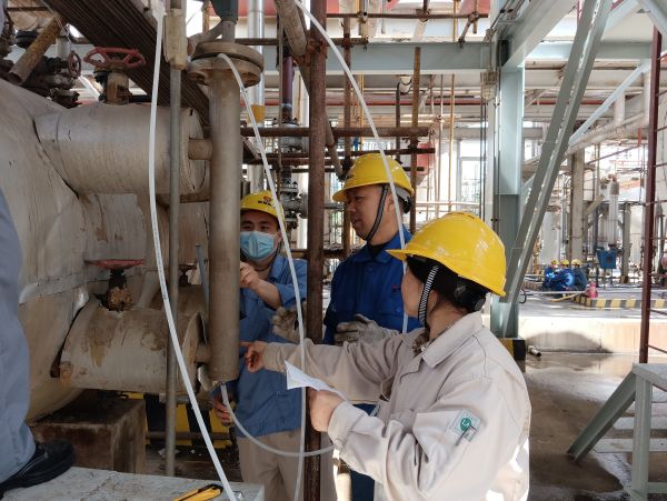5月7日，三期現(xiàn)場調校液位浮筒.jpg