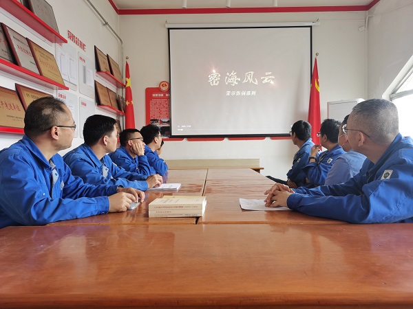 5月10日，尿素車間管理組與化工班組共同觀看保密教育警示片密海風(fēng)云.jpg