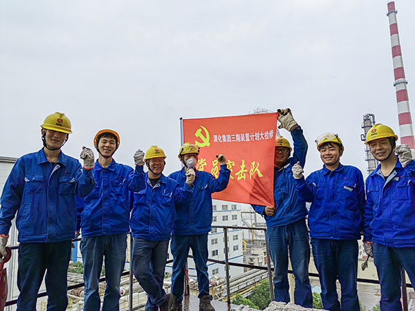 5月11日，動力車間三期工藝除氧器更換填料，黨員突擊隊(duì)隊(duì)員在除氧器平臺合影.jpg