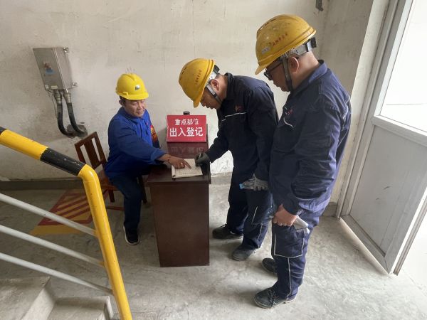 5.12上午，行政保衛(wèi)部在重點部位三期機組進(jìn)行進(jìn)入人員登記.jpg