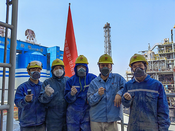 5月12日，動力車間三期脫硫塔灰斗平臺，青年先鋒隊清理脫硫塔灰斗內(nèi)積灰，在休息時合影.jpg