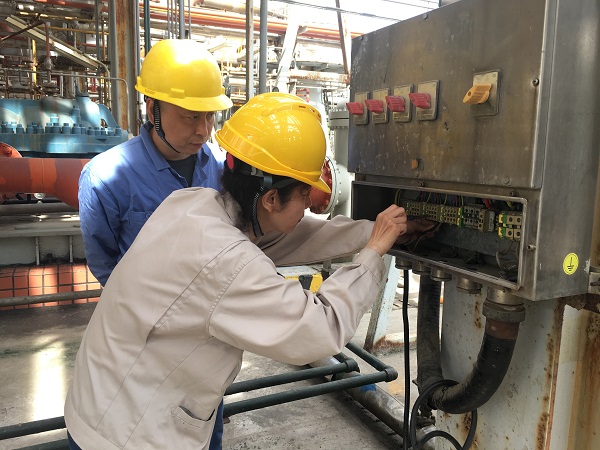 三期大檢修期間，臨時(shí)用電保障小組在現(xiàn)場為施工單位接電焊機(jī).jpg