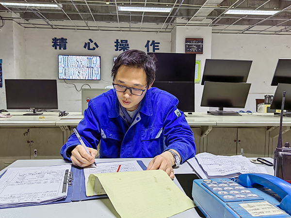 5月15日19點，動力車間三期控制室，技術(shù)員畢加佳給加班檢修的5號鍋爐更換空預器辦理檢修票.jpg