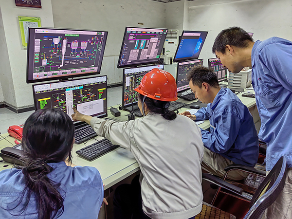 5月13日，動力車間三期控制室，DCS調(diào)試將一、二期氨水制備工程師站遷移至三期.jpg