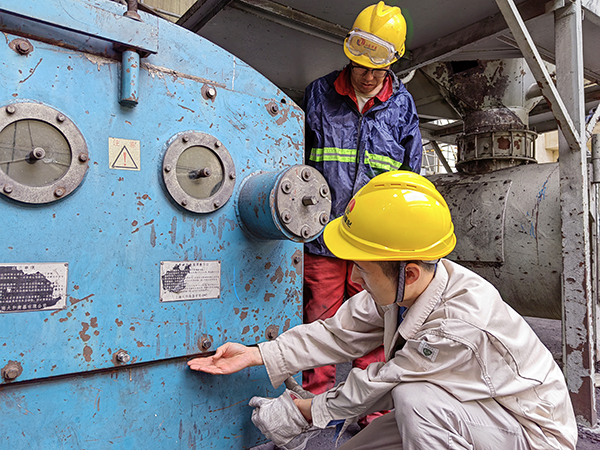 5月16日，動力車間三期給煤機，屈豪正在檢查給煤機的復位情況.jpg