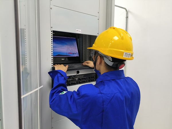 5月25日，計(jì)控電儀分部運(yùn)行員工在檢查微機(jī)五防操作系統(tǒng)是否流暢。.jpg