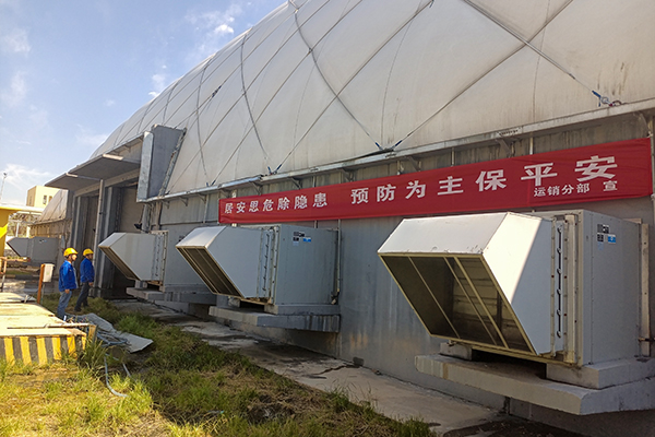 6月7日，運銷分部，張海波、曹侃、李智民等人員，在氣膜棚排查隱患運銷分部 伍思盈 攝.jpg