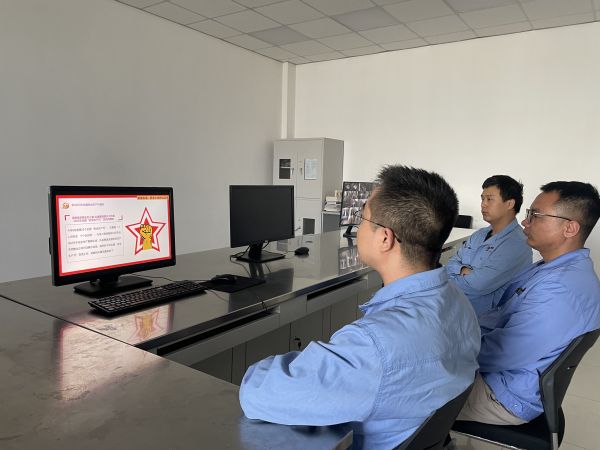 電氣運(yùn)行二班成員組織觀看化工企業(yè)安全生產(chǎn)事故方面的視頻。.jpg