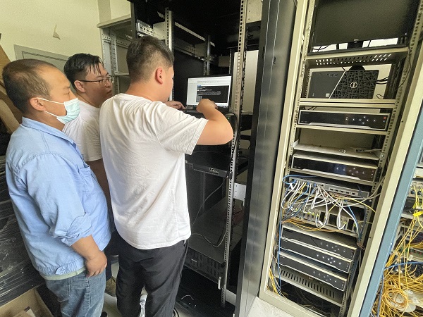 6.12日?？祻S家和公司員工在機房內(nèi)調(diào)試系統(tǒng).jpg