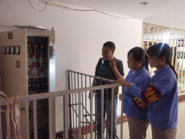 6月19日，公司女工協(xié)管員對單身樓配電間進行安全用電檢查.jpg