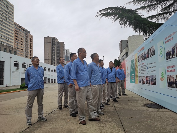 7月3日下午，尿素車間在公司辦公樓前黨員職工參觀公司主題展板2.jpg