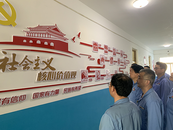動(dòng)力車(chē)間職工觀看廉潔文化長(zhǎng)廊,社會(huì)主義核心價(jià)值觀板塊.jpg