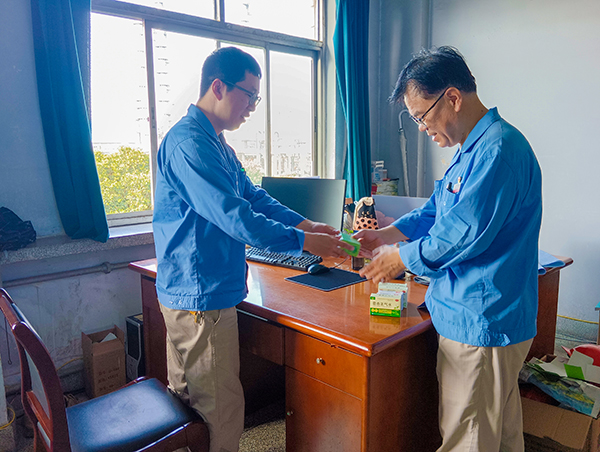 7月3日，計控電儀部安全員黃建容為各班段站發(fā)放防暑降溫用品.jpg
