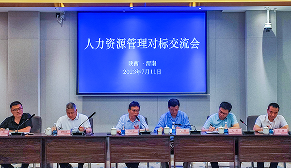 7月11日，公司黨委副書記、董事、工會(huì)主席馮曉宏在交流會(huì)上致歡迎詞    600.jpg