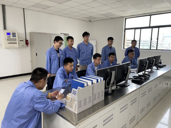 開展班前會議，強調(diào)降本增效需要從身邊的小事做起。.jpg
