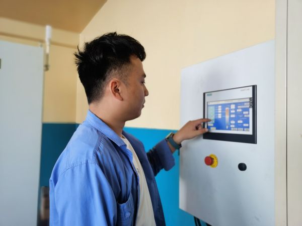 7月26日，尿素車(chē)間化工四班于堯?qū)αＷ永鋮s器運(yùn)行工況進(jìn)行調(diào)整.jpg