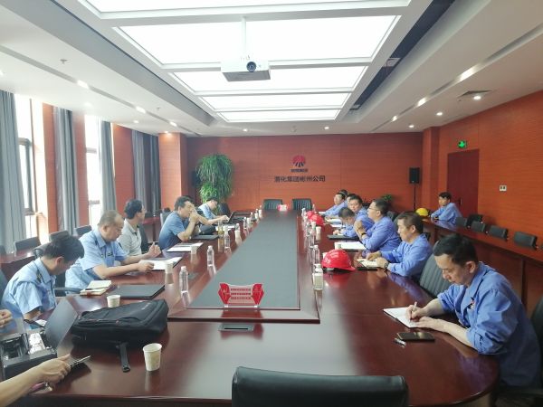 8月17日，省環(huán)保廳一行到公司開(kāi)展環(huán)保檢查，彬州公司副總經(jīng)理、生產(chǎn)部部長(zhǎng)張安平，彬州公司安環(huán)部部長(zhǎng)秦敏建等相關(guān)單位主要負(fù)責(zé)人參加迎接，此圖為檢查組在三樓行政會(huì)議室檢查交流.jpg
