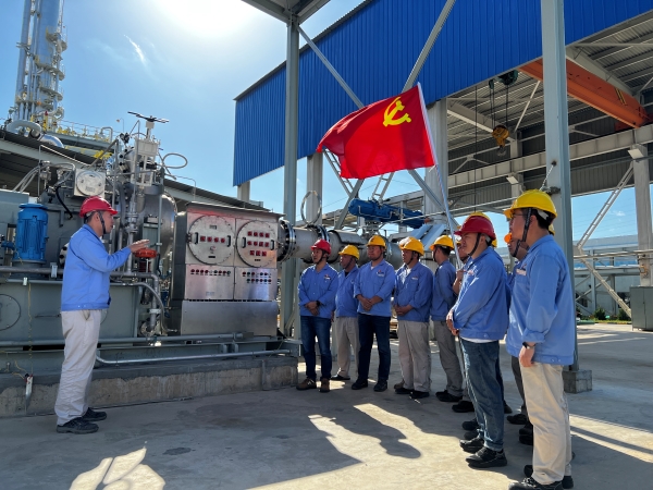 8月23日，劉致強為黨員講解氮氣膨脹發(fā)電機.jpg
