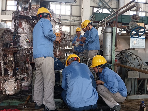 8月31日，二期機(jī)組廠房二樓空分尿素工段人員在回裝空壓機(jī)軸系儀表-3.jpg